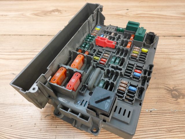 bontott BMW 3 E91 Biztosítéktábla Utastér