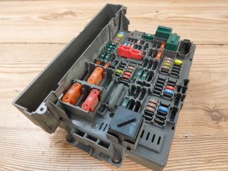 bontott BMW 3 E91 Biztosítéktábla Utastér