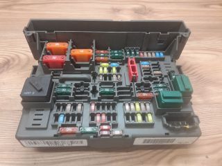 bontott BMW 3 E91 Biztosítéktábla Utastér