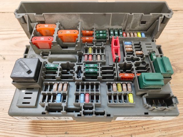 bontott BMW 3 E91 Biztosítéktábla Utastér