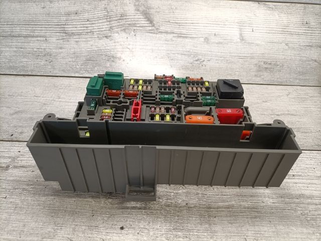 bontott BMW 3 E91 Biztosítéktábla Utastér