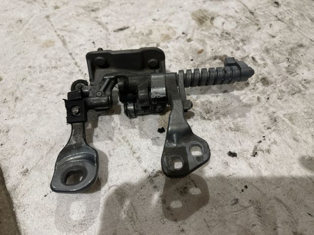 bontott BMW 3 E91 Csomagtérajtó Bal Zsanér