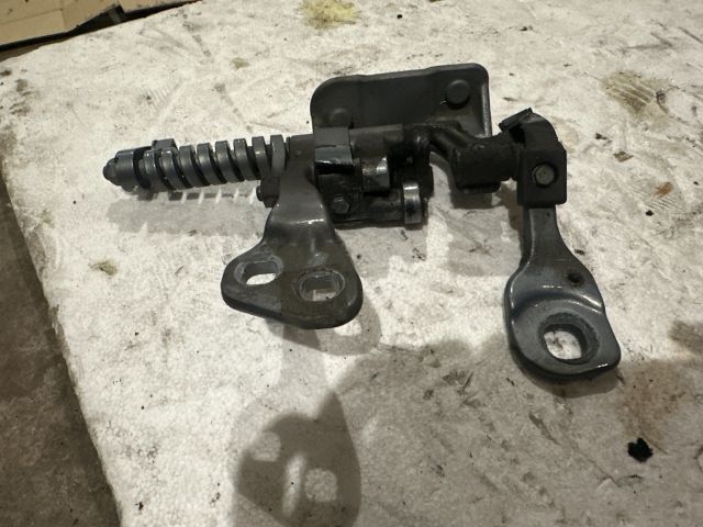 bontott BMW 3 E91 Csomagtérajtó Jobb Zsanér