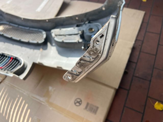 bontott BMW 3 E91 Első Lökhárító (Üresen)