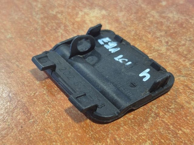 bontott BMW 3 E91 Hátsó Vonószem Burkolat