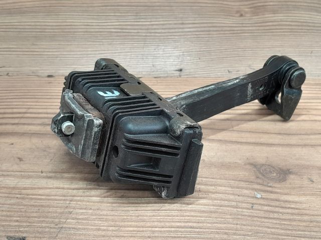 bontott BMW 3 E91 Jobb első Ajtóhatároló