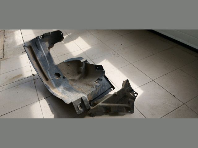 bontott BMW 3 E91 Jobb első Első Dobbetét (Kerékjárati, Műanyag)