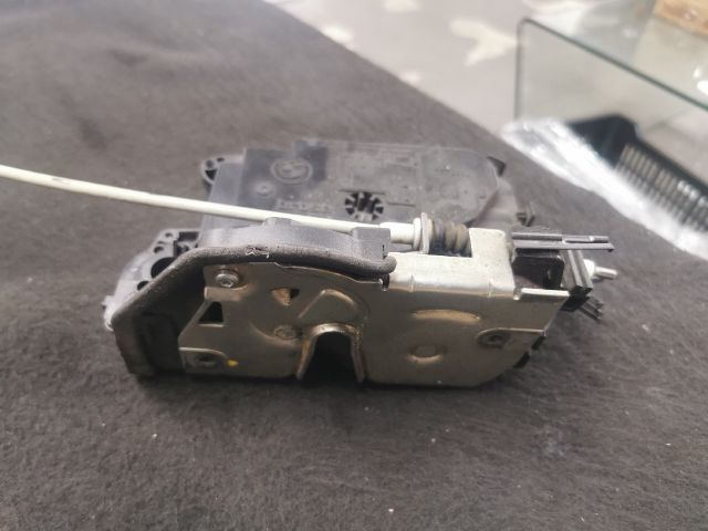 bontott BMW 3 E91 Jobb hátsó Ajtózár