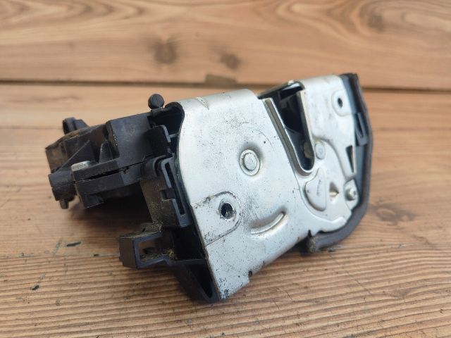 bontott BMW 3 E91 Jobb hátsó Ajtózár