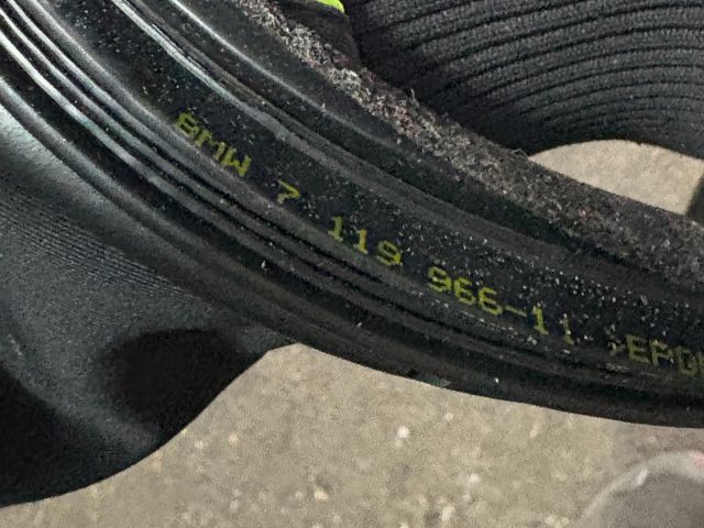 bontott BMW 3 E91 Jobb hátsó Gumikéder