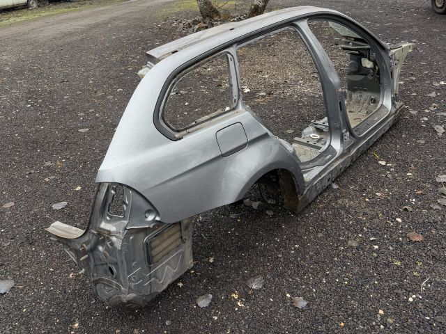 bontott BMW 3 E91 Jobb hátsó Sárvédő
