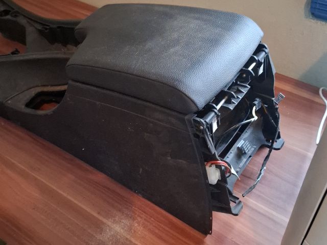 bontott BMW 3 E91 Könyöklő