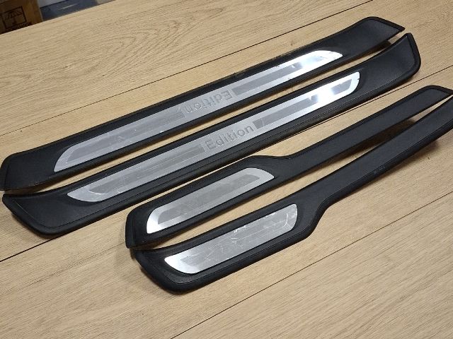 bontott BMW 3 E91 Küszöb Díszléc Szett