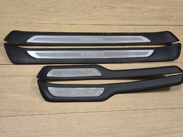 bontott BMW 3 E91 Küszöb Díszléc Szett