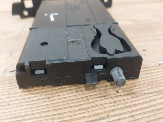 bontott BMW 3 E91 Pohártartó