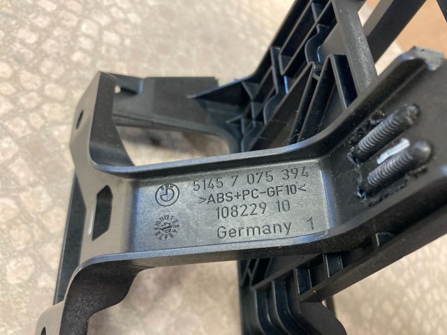 bontott BMW 3 E91 Rádió / CD Keret