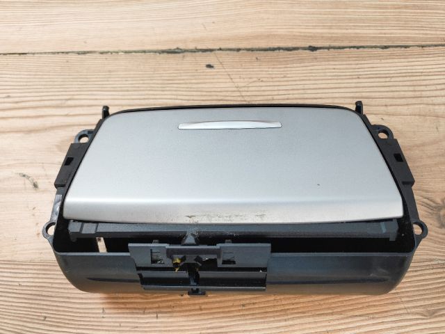 bontott BMW 3 E91 Szivargyújtó Aljzat