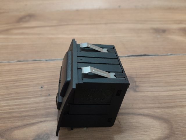 bontott BMW 3 E91 Vészvillogó Kapcsoló