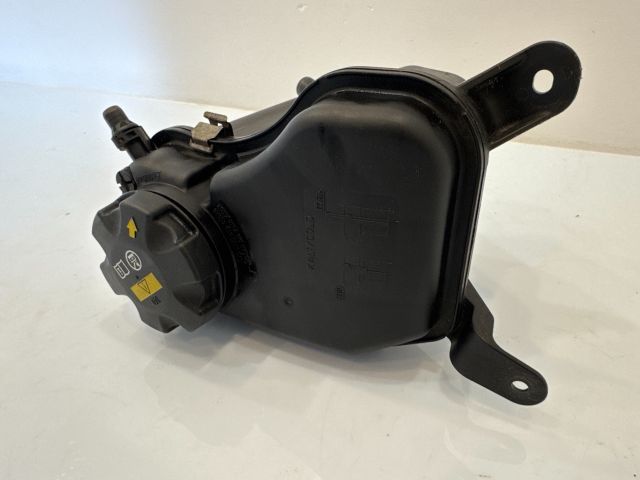 bontott BMW 3 E92 Kiegyenlítő Tartály