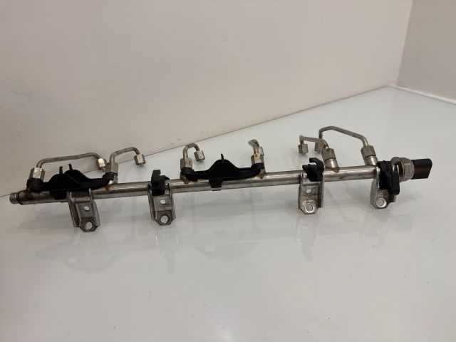 bontott BMW 3 E92 Nagynyomású Üzemanyag Gyűjtőcső