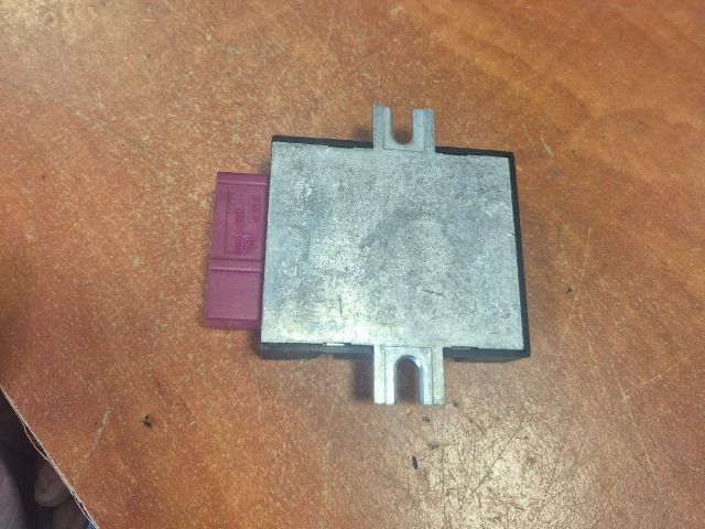 bontott BMW 3 E92 Üzemanyag Szivattyú Relé