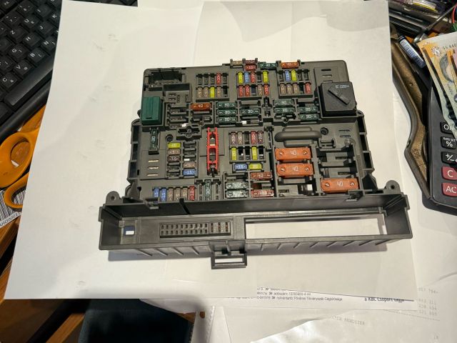 bontott BMW 3 E92 Biztosítéktábla Utastér