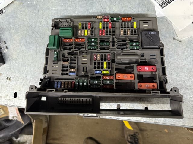 bontott BMW 3 E92 Biztosítéktábla Utastér