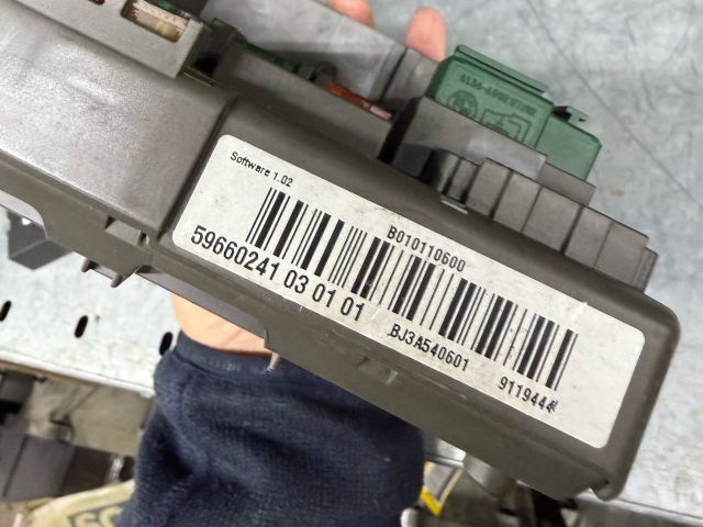 bontott BMW 3 E92 Biztosítéktábla Utastér