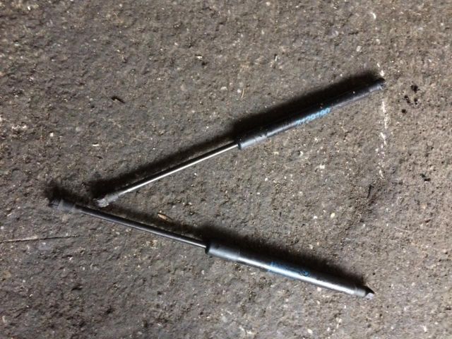 bontott BMW 3 E92 Gázrugós Kitámasztó Teleszkóp Motorháztető