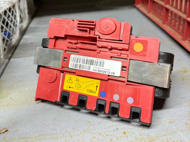 bontott BMW 3 E92 Pozitív Kábel Elosztó