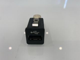 bontott BMW 3 E92 USB Aljzat