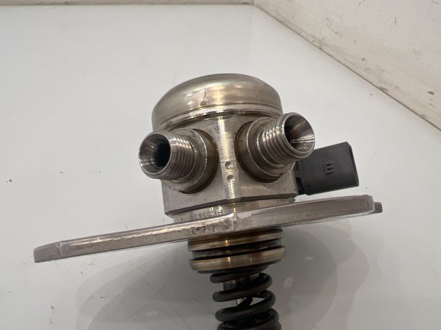 bontott BMW 3 E93 Nagynyomású Szivattyú