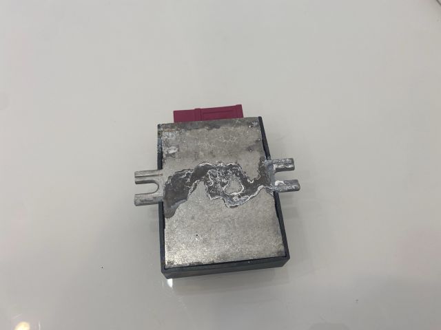 bontott BMW 3 E93 Üzemanyag Szivattyú Relé