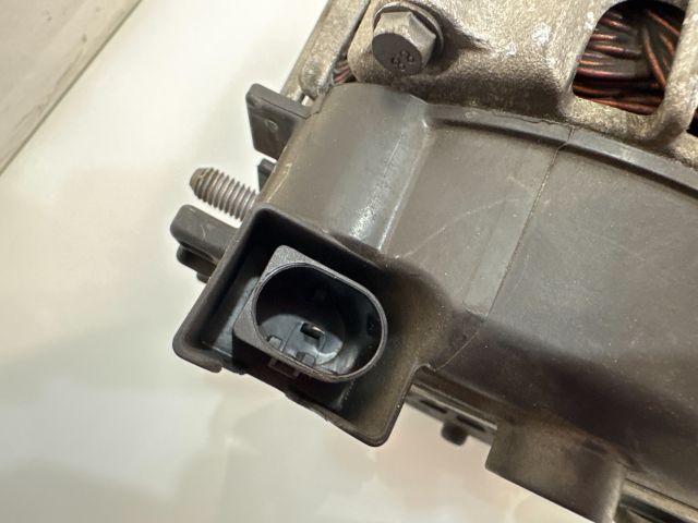 bontott BMW 3 E93 Generátor