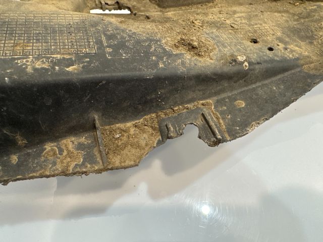 bontott BMW 3 E93 Bal első Első Dobbetét (Kerékjárati, Műanyag)