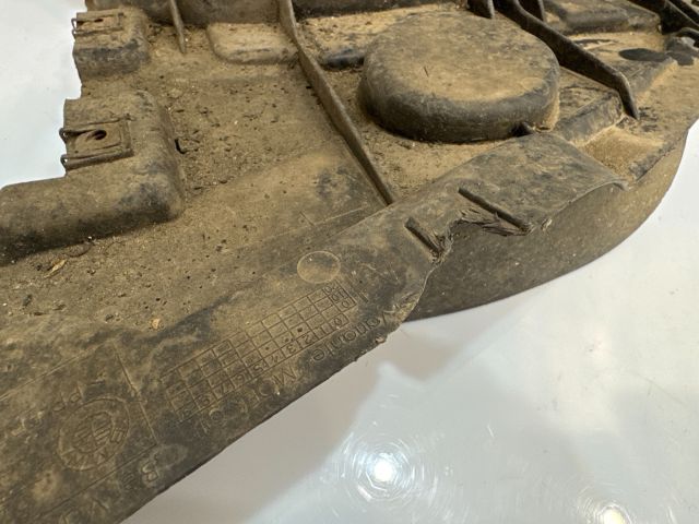 bontott BMW 3 E93 Bal első Első Dobbetét (Kerékjárati, Műanyag)