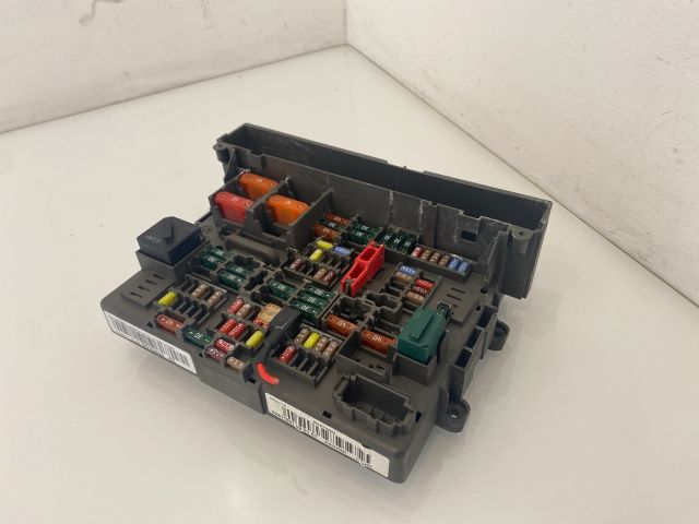 bontott BMW 3 E93 Biztosítéktábla Utastér