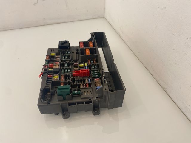 bontott BMW 3 E93 Biztosítéktábla Utastér