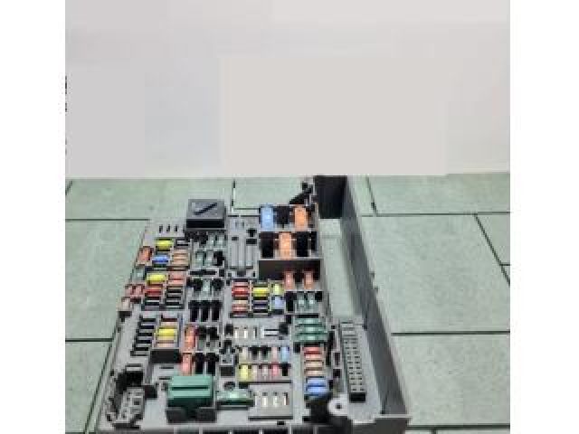 bontott BMW 3 E93 Biztosítéktábla Utastér