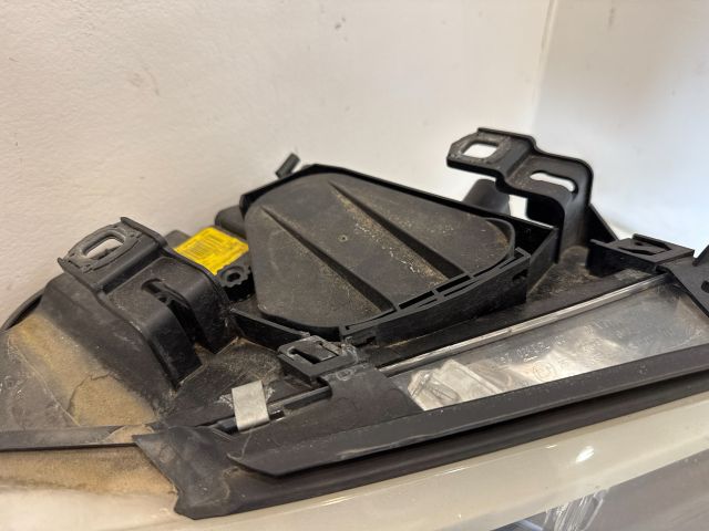 bontott BMW 3 E93 Jobb Xenon Fényszóró