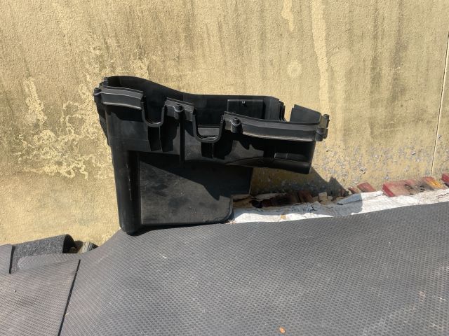 bontott BMW 3 F30-F35 Biztosítéktábla Motortér