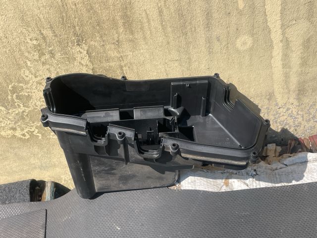 bontott BMW 3 F30-F35 Biztosítéktábla Motortér