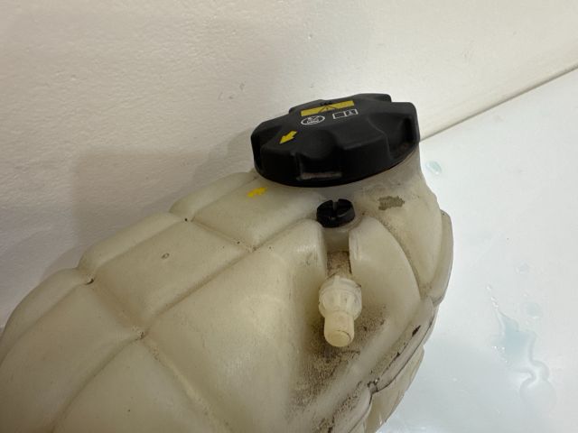 bontott BMW 3 F30-F35 Kiegyenlítő Tartály