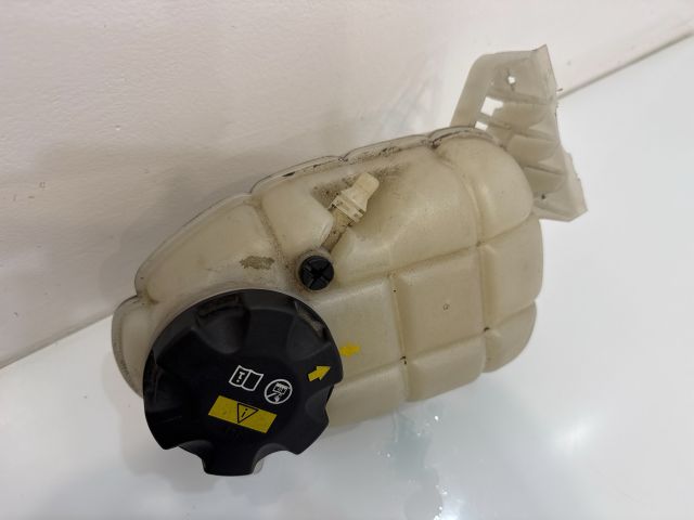 bontott BMW 3 F30-F35 Kiegyenlítő Tartály