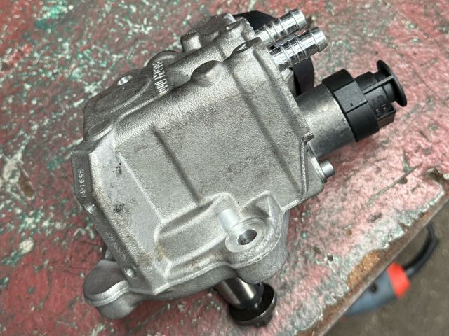 bontott BMW 3 F30-F35 Nagynyomású Szivattyú