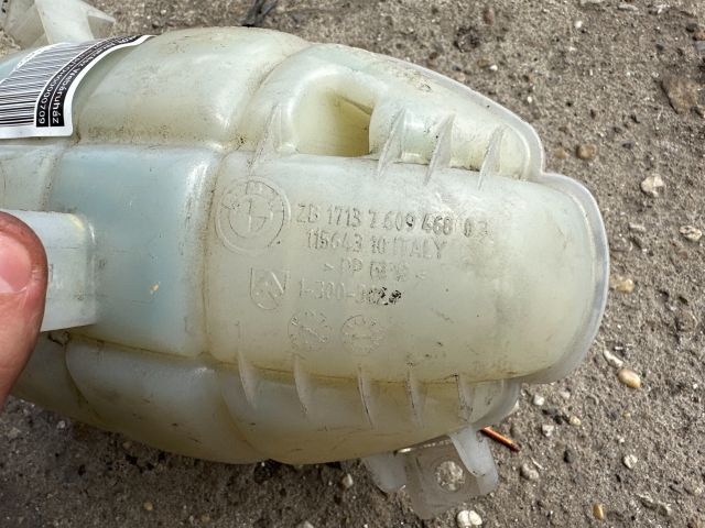 bontott BMW 3 F30-F35 Kiegyenlítő Tartály