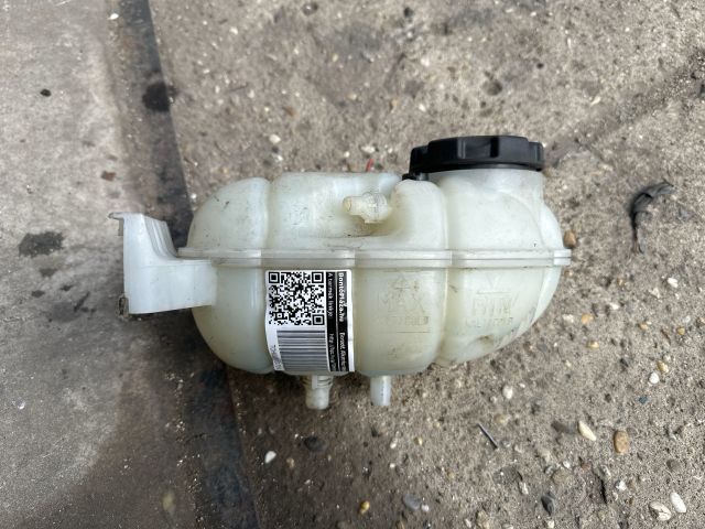 bontott BMW 3 F30-F35 Kiegyenlítő Tartály