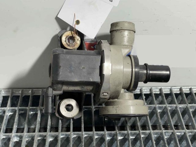 bontott BMW 3 F30-F35 Vízpumpa