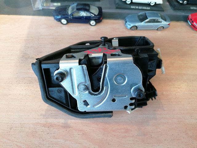 bontott BMW 3 F30-F35 Bal hátsó Ajtózár