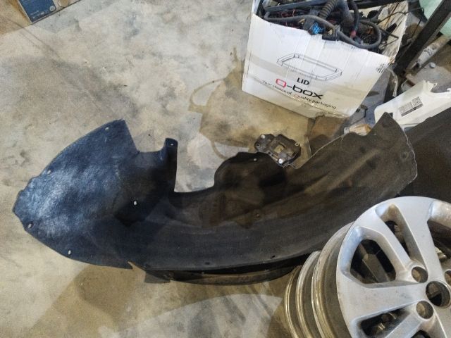 bontott BMW 3 F30-F35 Bal hátsó Dobbetét (Kerékjárati, Műanyag)